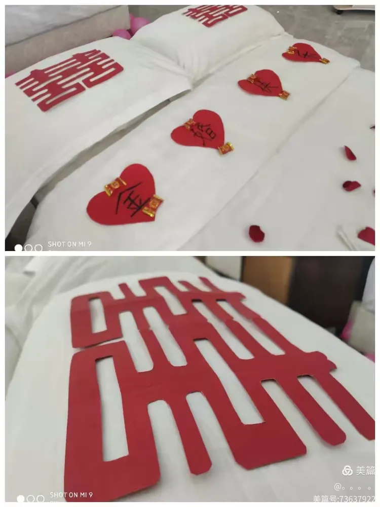 客房第一组50年金婚主题夜床布置